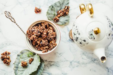 Fıstık ezmesi ve armut ile çikolata ev yapımı granola