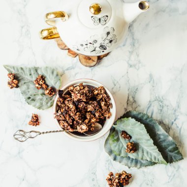 Fıstık ezmesi ve armut ile çikolata ev yapımı granola