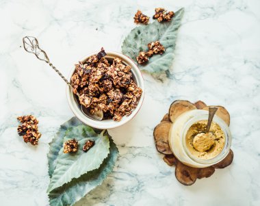 Fıstık ezmesi ve armut ile çikolata ev yapımı granola