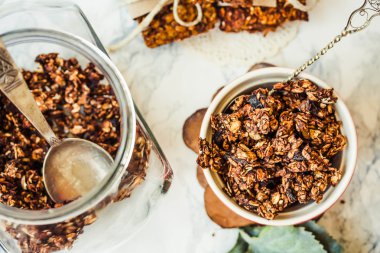 Çikolata ev yapımı granola fıstık ezmesi ve armut, yakın çekim