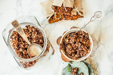 Fıstık ezmesi ve armut ile çikolata ev yapımı granola