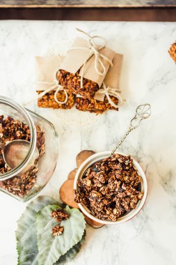 Fıstık ezmesi ve armut ile çikolata ev yapımı granola