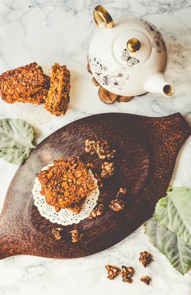 Fıstık ezmesi ve tohum, renklendirme ile kabak granola barlar