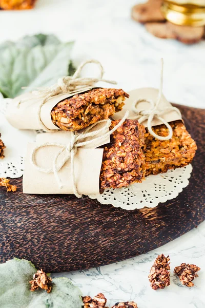 Barres de granola à la citrouille avec beurre d'arachide et graines, focu sélectif — Photo