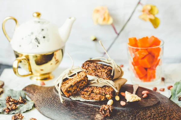 Fıstık ezmesi ve tohum, renklendirme ile kabak granola barlar