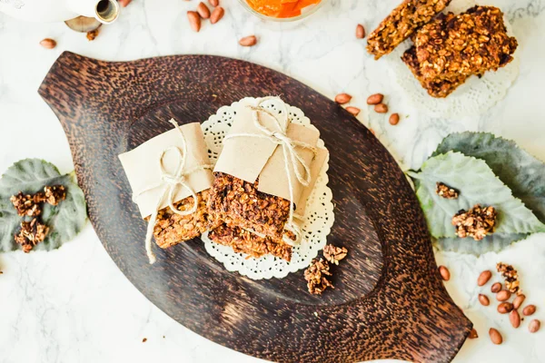 Kabak granola barlar ile fıstık ezmesi ve tohumlar, üstten görünüm