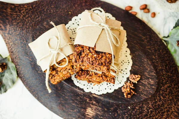 Kabak granola barlar ile fıstık ezmesi ve tohumlar, üstten görünüm