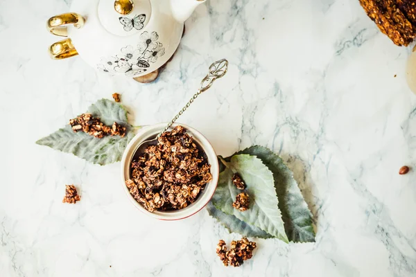 Fıstık ezmesi ve armut ile çikolata ev yapımı granola
