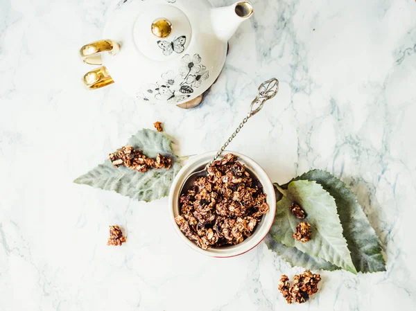 Fıstık ezmesi ve armut ile çikolata ev yapımı granola