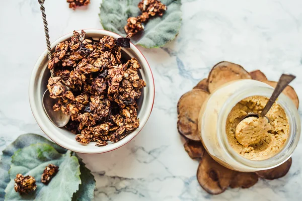 Шоколадный домашний мюсли с арахисовым маслом и грушей — стоковое фото