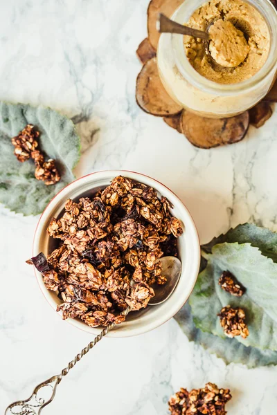 Fıstık ezmesi ve armut ile çikolata ev yapımı granola