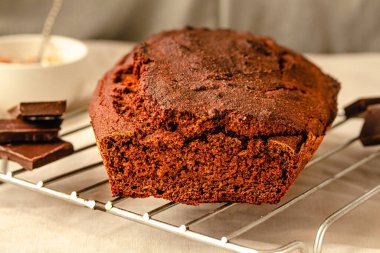 Hafif keten bir giysinin üzerinde çikolatalı muzlu kek. Bayram pişirilmiş mallar konsepti..