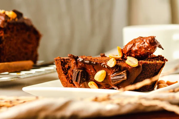 Čokoládový Dort Plátek Lžička Chutnou Čokoládovou Smetanou Ořechy Plátno Látkového — Stock fotografie