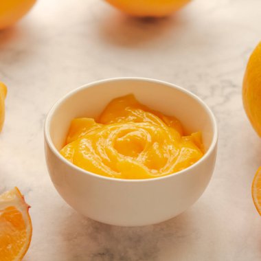 Beyaz bir kasede ev yapımı taze puding ya da keskin limon suyu..