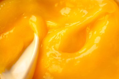 Limon kaymağı beyaz bir kasede. Yakın plan sarı arka plan. Yatay..