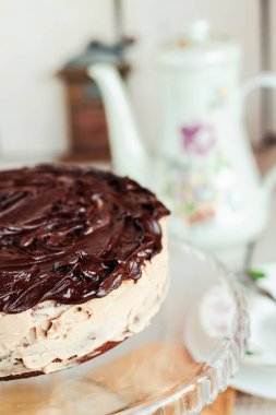 Çikolata kremalı, kaplamalı leziz yuvarlak pasta. Tatil ve şenlikli yemek konsepti..