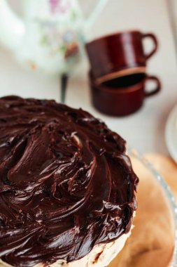 Lezzetli ev yapımı tatlı / Rich Dark Chocolate Cake / Nemli, kremalı ve acı çikolata tadında. En iyisi taze yenmek ya da soğutulmak. Doğum günü konsepti için şekerler.