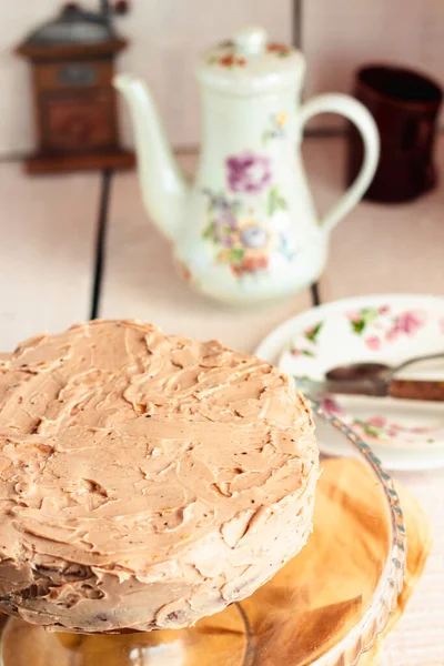 캐러멜 버터크림을 곁들인 맛있는 케이크 — 스톡 사진