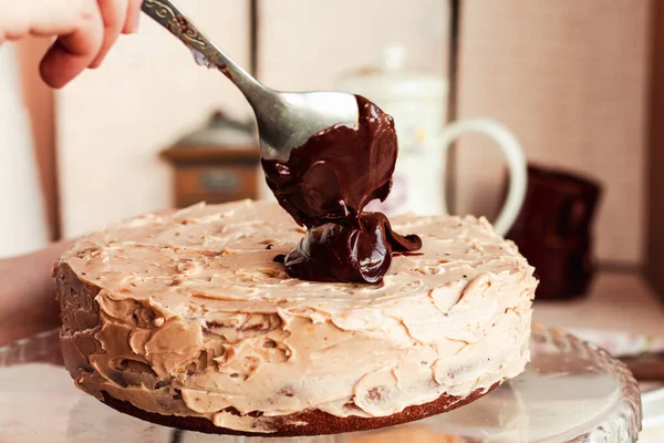 Tarta Casera Con Crema Mantequilla Blanca Toppedm Chocolate Relleno Decoración — Foto de Stock