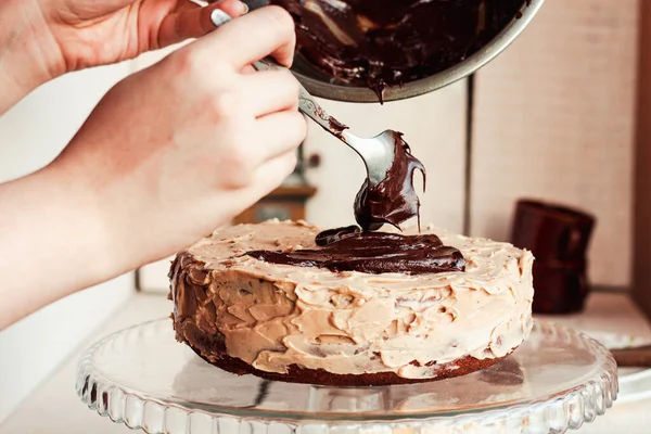 Assemblage Gâteau Chocolat Les Mains Femme Étalent Glaçage Crème Chocolat — Photo