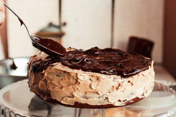 Gâteau Fait Maison Avec Toppedm Crème Beurre Blanc Chocolat Remplissage — Photo