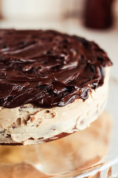 Délicieux Gâteau Rond Avec Crème Beurre Blanche Garnie Glaçage Chocolat — Photo