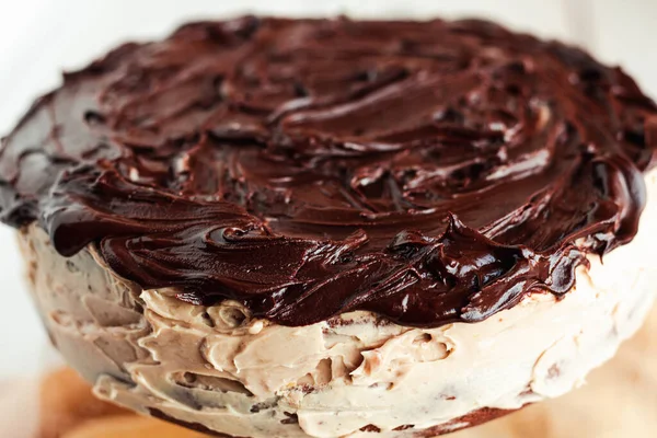 Délicieux Gâteau Rond Avec Crème Beurre Blanche Garnie Glaçage Chocolat — Photo