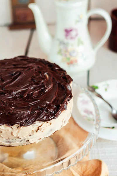 Läcker Rund Kaka Med Vit Smörkräm Toppad Med Choklad Glasyr — Stockfoto