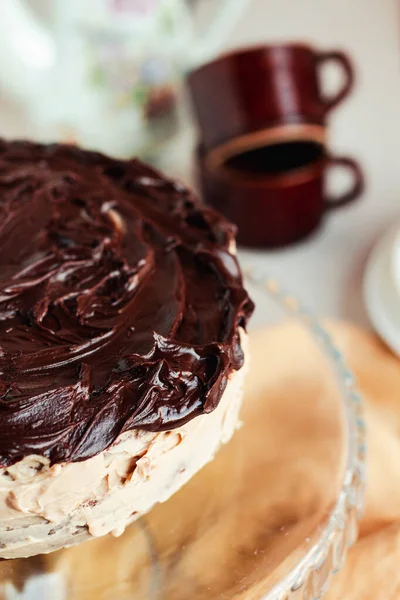 Délicieux Gâteau Rond Avec Crème Beurre Blanche Garnie Glaçage Chocolat — Photo