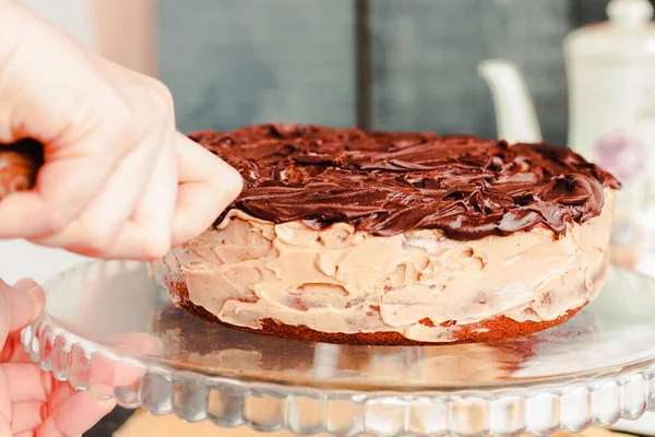 Délicieux Gâteau Rond Avec Crème Beurre Blanche Garnie Glaçage Chocolat — Photo