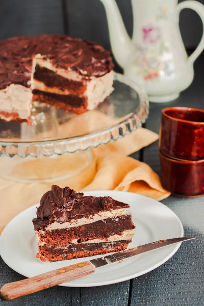 Rebanada Tres Pastel Chocolate Plato Blanco Junta Con Delicioso Pastel — Foto de Stock