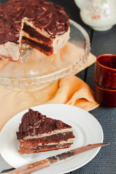 3つのチョコレートケーキオナホワイトプレートのスライス おいしい自家製ケーキをテーブルの上に乗ってください 青い灰色の木製の背景 選択的焦点 — ストック写真