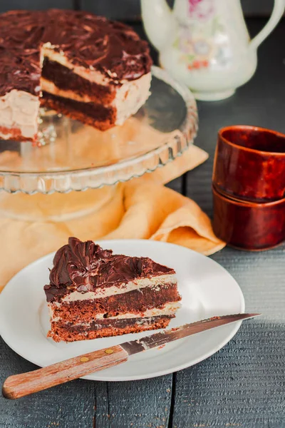 Snijd Van Drie Chocoladetaart Een Wit Bord Bord Met Heerlijke — Stockfoto