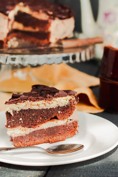 ブルーグレーの木の背景にチョコレート層の誕生日ケーキのクローズアップのスライスを食欲をそそる 自家製ココアケーキの新年の作品 チョコレート フロスティング デザート — ストック写真