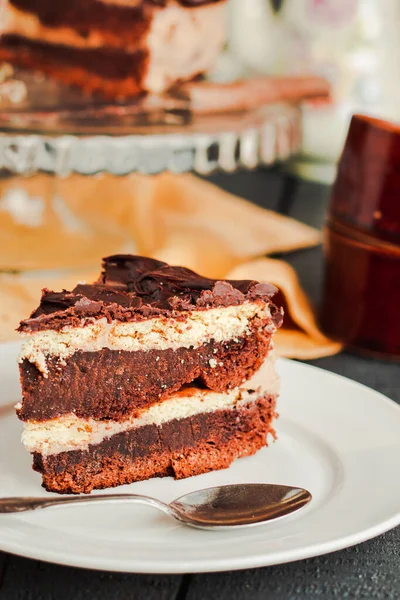 Torta Cioccolato Fondente Con Fetta Caffè Con Glassa Burro Cioccolato — Foto Stock