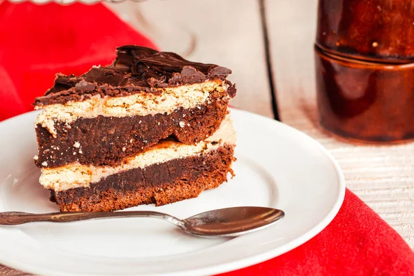 Sötét Csokoládé Torta Kávé Szelet Csokoládé Vajkrém Cukormáz Fehér Tányéron — Stock Fotó