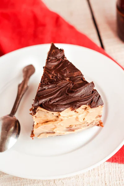 슬라이스와 초콜릿 버터크림을 곁들인 초콜릿 케이크 화이트 Plate Copy — 스톡 사진