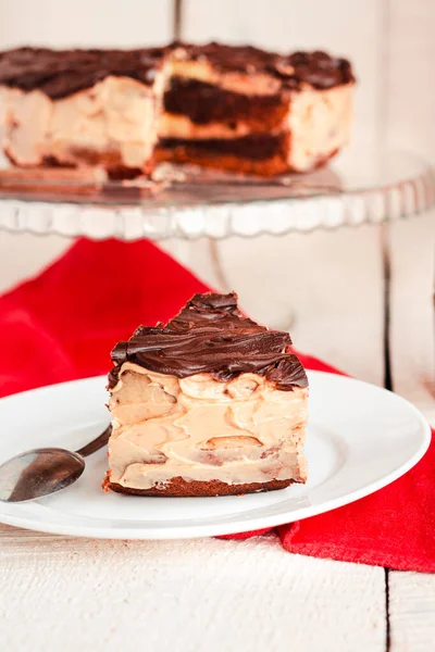 Pastel Chocolate Negro Con Rebanada Café Con Glaseado Crema Mantequilla — Foto de Stock