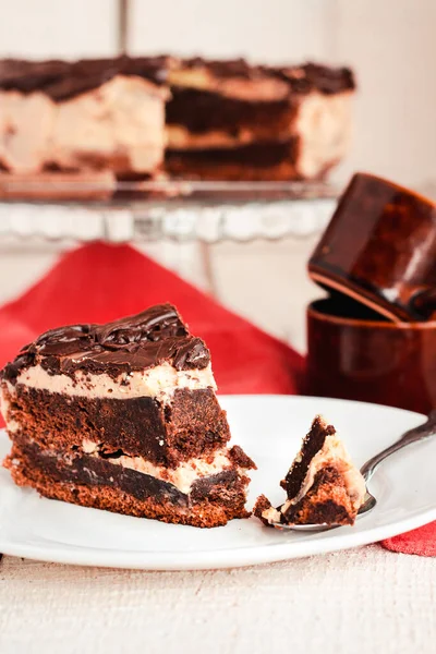 Dunkle Schokoladenkuchen Mit Kaffeescheibe Mit Schokolade Buttercreme Zuckerguss Auf Weißem — Stockfoto