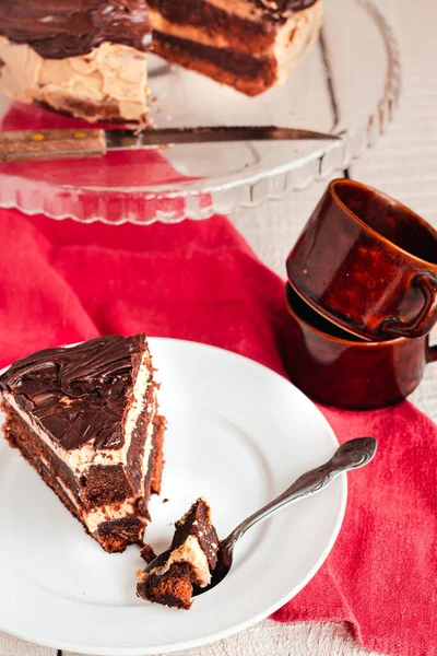 초콜릿 버터크림 슬라이스를 곁들인 초콜릿 케이크 화이트 Plate Selective Focus — 스톡 사진