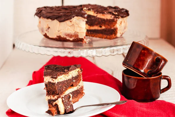 초콜릿 케이크 있습니다 맛있는 집에서 식탁에 디저트를 — 스톡 사진