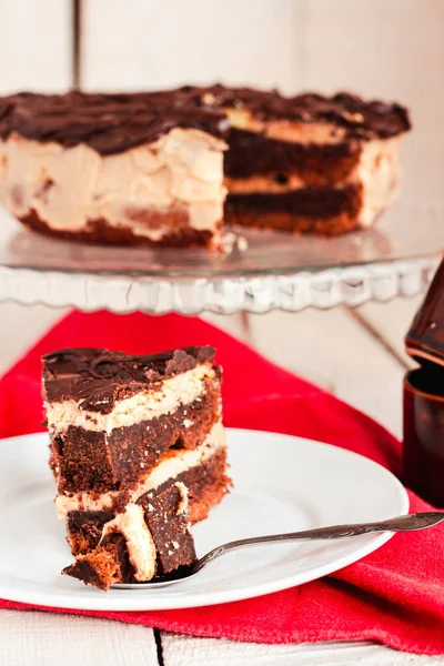 Dunkle Schokoladenkuchen Mit Kaffeescheibe Mit Schokolade Buttercreme Zuckerguss Auf Weißem — Stockfoto