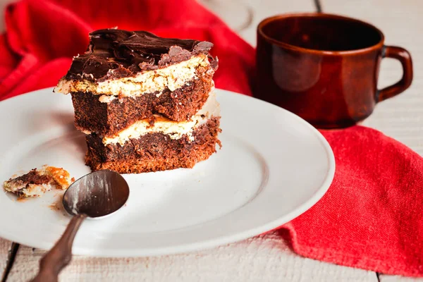 Кусок Шоколадного Торта Тарелке Вкусный Домашний Торт Столе Белый Деревянный — стоковое фото
