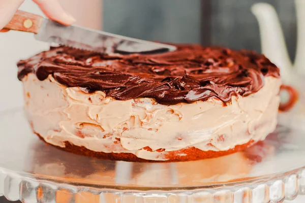 Délicieux Gâteau Rond Avec Crème Beurre Blanche Garnie Glaçage Chocolat — Photo