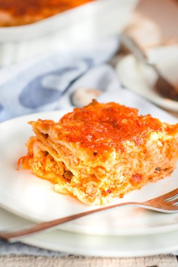 Yanında beyaz bir tabakta peynirli lazanya dilimlenmiş leziz sığır eti. Lokanta menüsü, yemek tarifi..