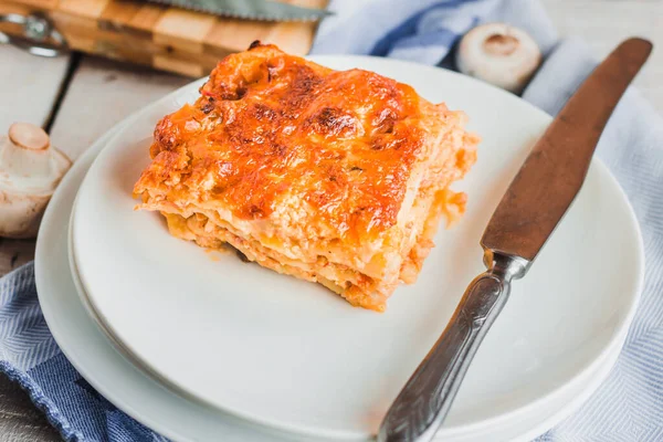 Krajíc Lahodného Hovězího Lasagne Sýrovou Kůrkou Bílém Talíři Zblízka Straně — Stock fotografie