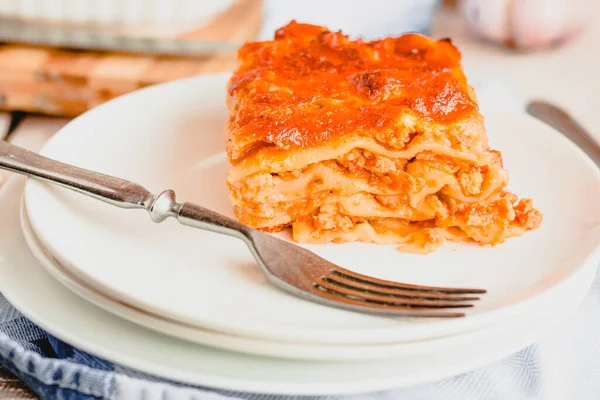 Deliciosa Lasaña Italiana Con Salsa Boloñesa Bachamel Sobre Fondo Blanco —  Fotos de Stock