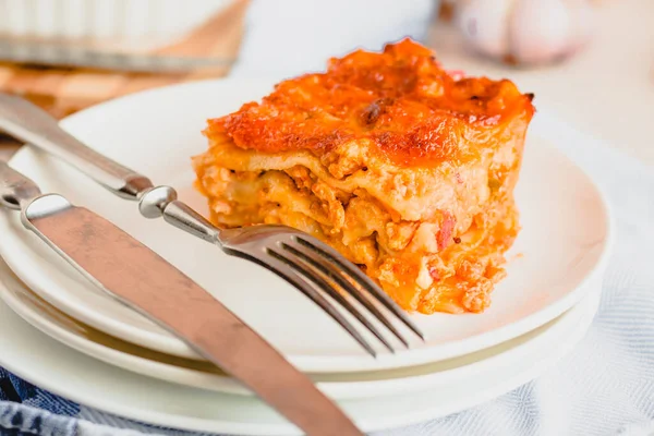 Deliciosa Lasaña Italiana Con Salsa Boloñesa Bachamel Sobre Fondo Blanco —  Fotos de Stock