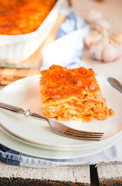 Pièce Lasagnes Chaudes Savoureuses Servies Avec Sur Une Assiette Blanche — Photo