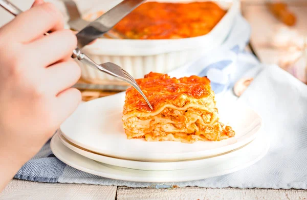 Mulher Comendo Pedaço Lasanha Quente Saborosa Servido Prato Branco Cozinha — Fotografia de Stock